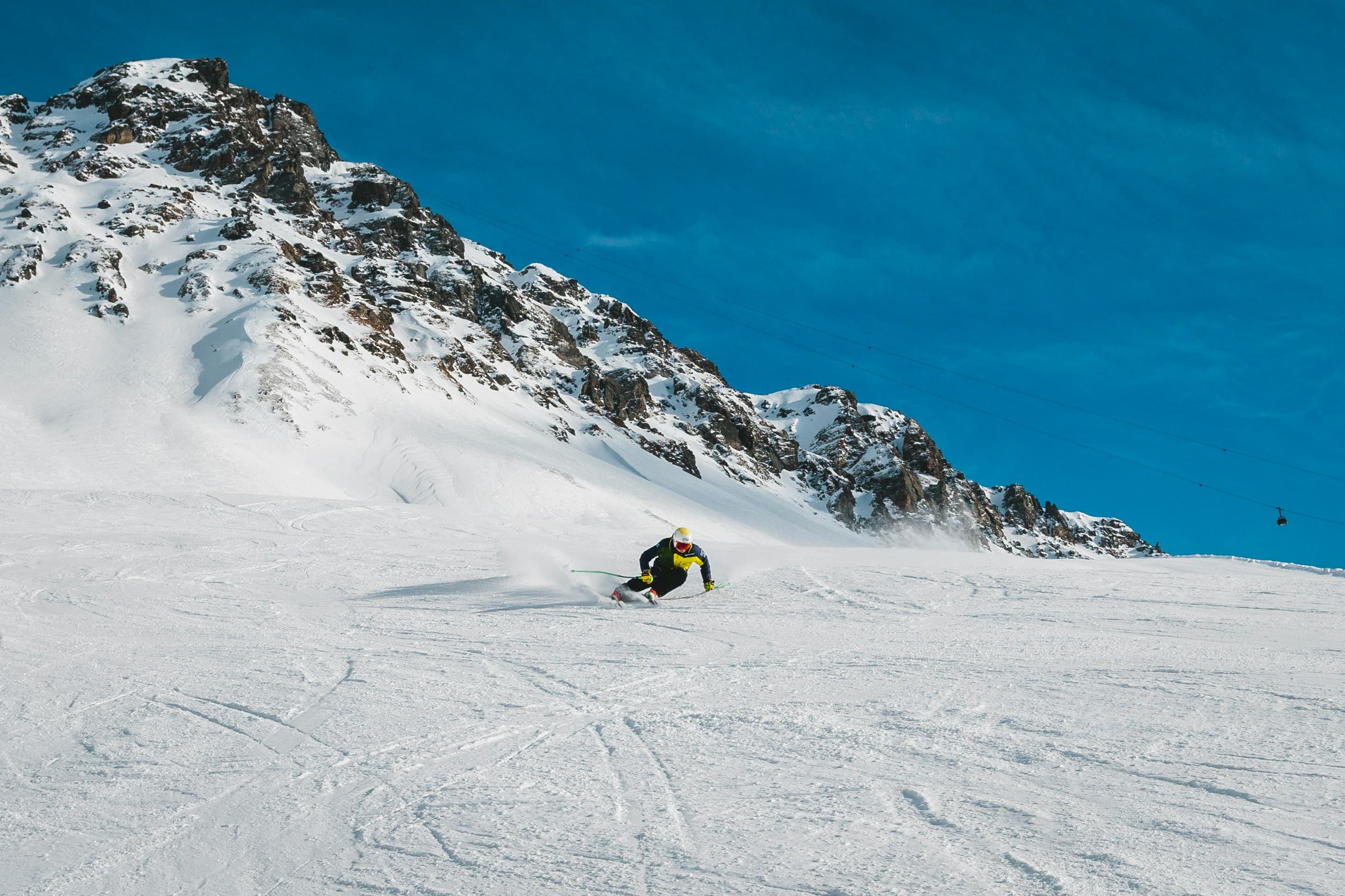 Sciatore nel panorama alpino svizzero